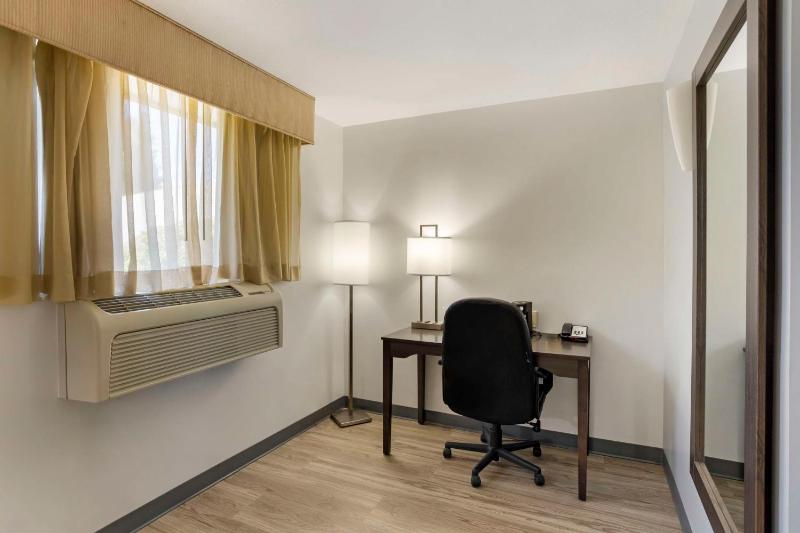 Double Room with Two Double Beds and Roll-In Shower - Disability Access image 4