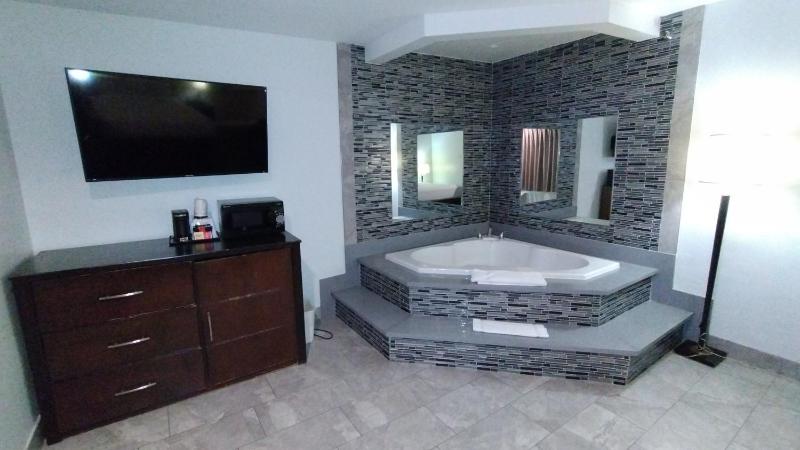 Deluxe King Studio Suite - Non-Smoking image 3