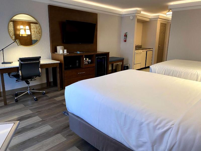 Queen Suite with Two Queen Beds image 2