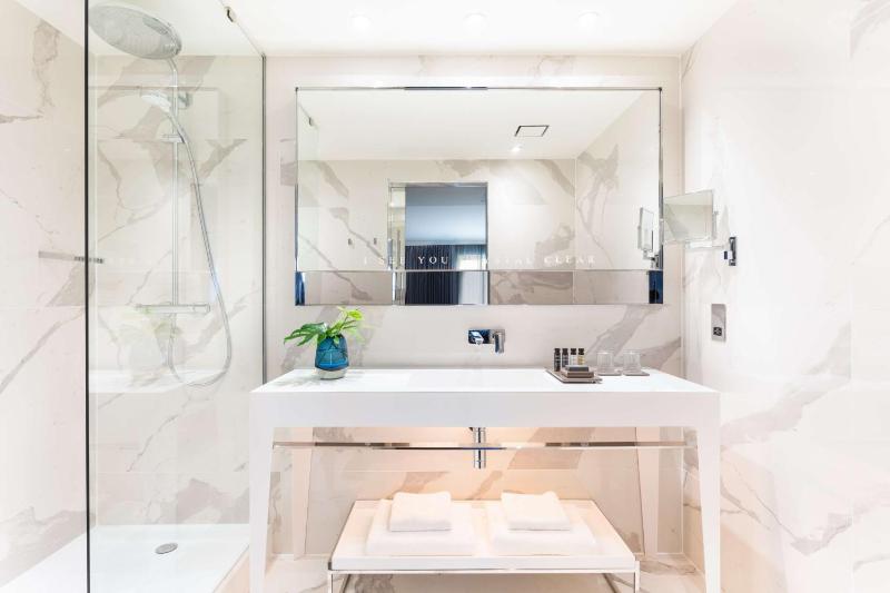 Deluxe Double Room image 4