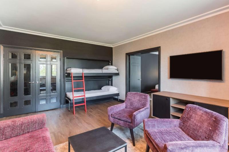 Executive Suite - Lounge Access image 4