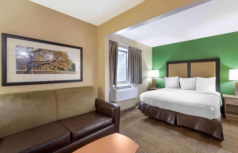 Deluxe Studio with 1 Queen Bed - Non-Smoking image 1