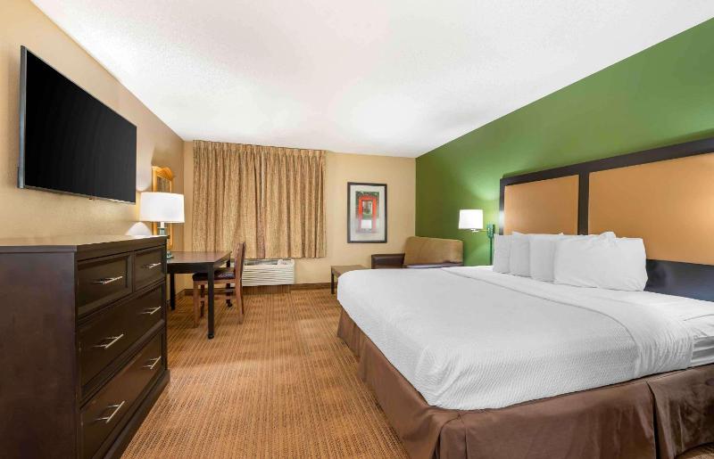 Deluxe Studio with 1 King Bed - Non-Smoking image 1