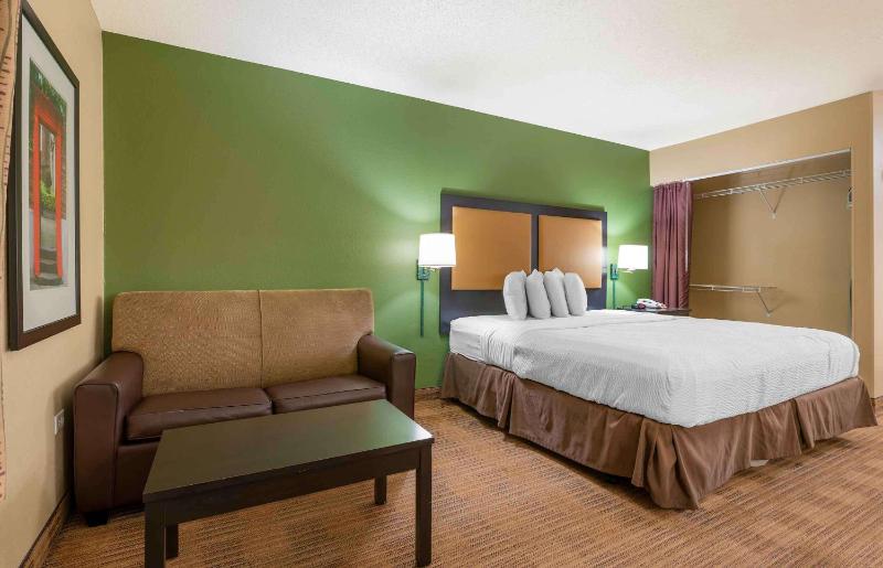 Deluxe Studio with 1 King Bed - Non-Smoking image 3