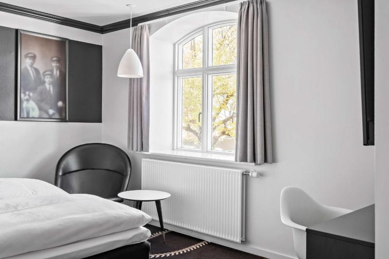 Standard Queen Room image 1