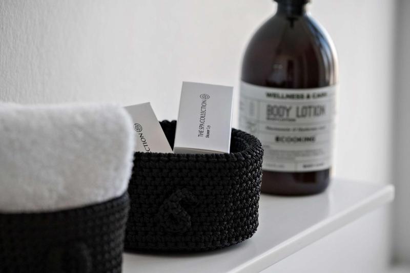 Junior King Suite with Sofa Bed and Bath Tub - Non-Smoking image 3
