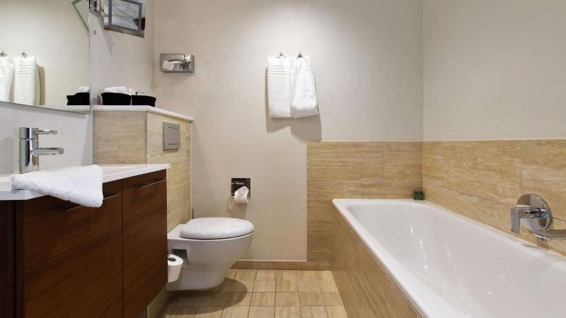Junior King Suite with Sofa Bed and Bath Tub - Non-Smoking image 2