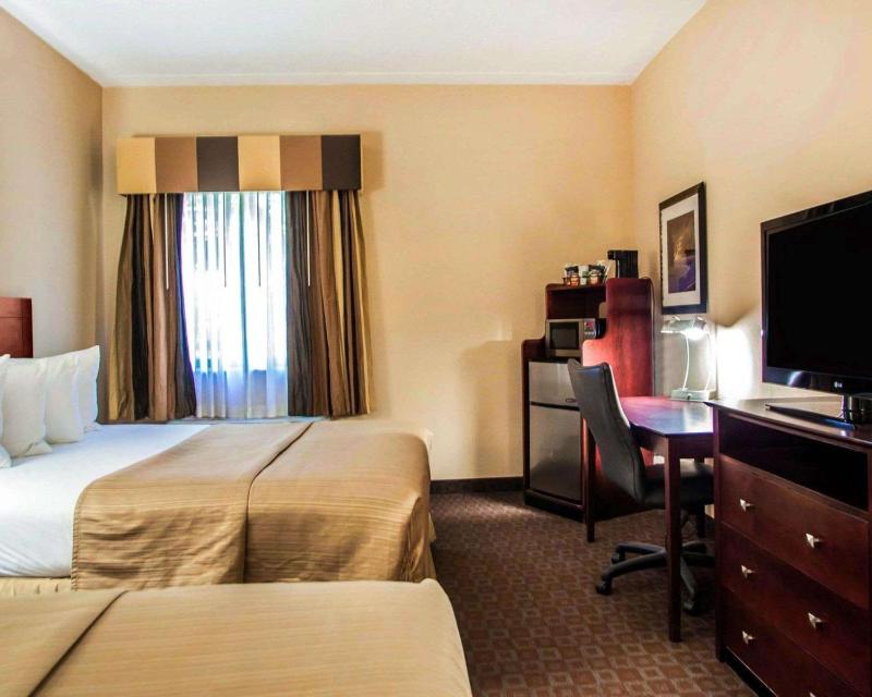 Queen Room with Two Queen Beds - Non-Smoking image 4
