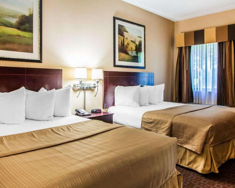 Queen Room with Two Queen Beds and Accessible Tub - Accessible/Non-Smoking image 3