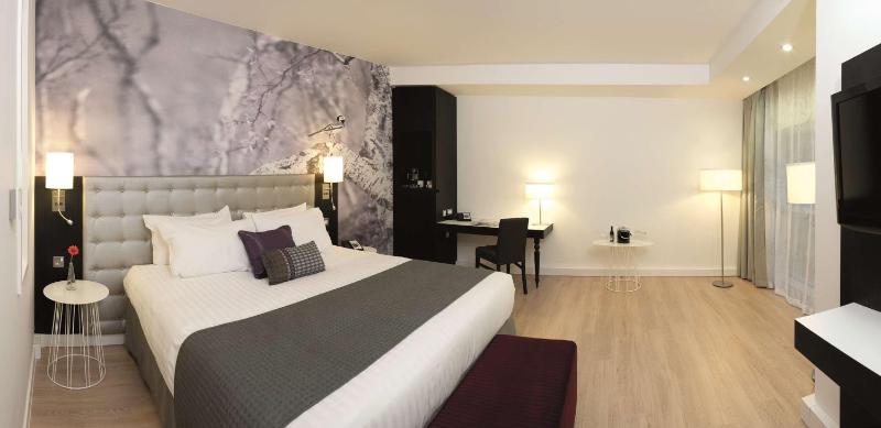 Superior Room with Runway View image 1