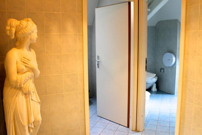 Single Room with Shared Shower and Toilet  and Park View image 3