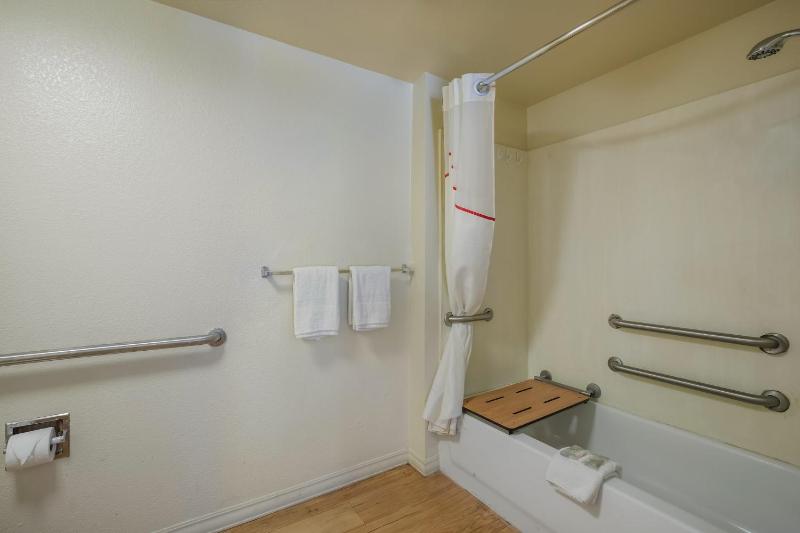 Suite King with Spa Bath Disability Access Non-Smoking image 2