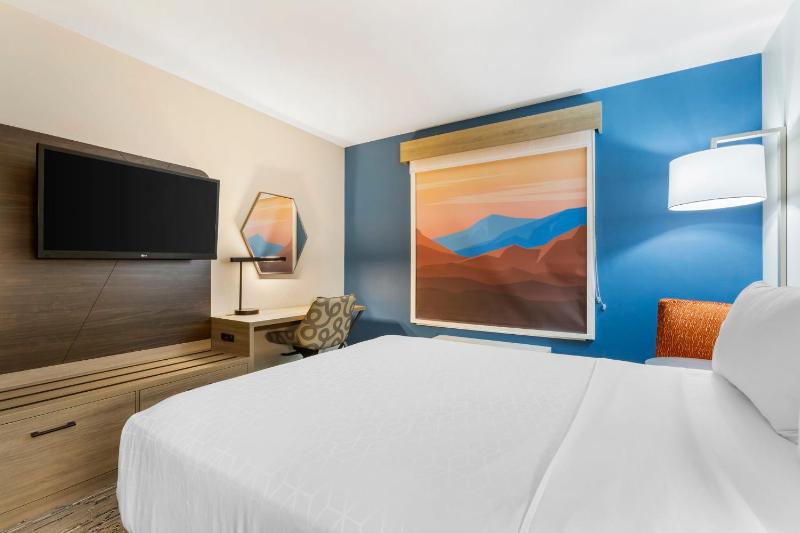 Standard King Room image 2