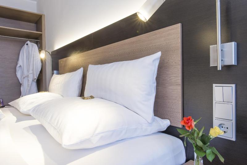 Standard Double Room image 2