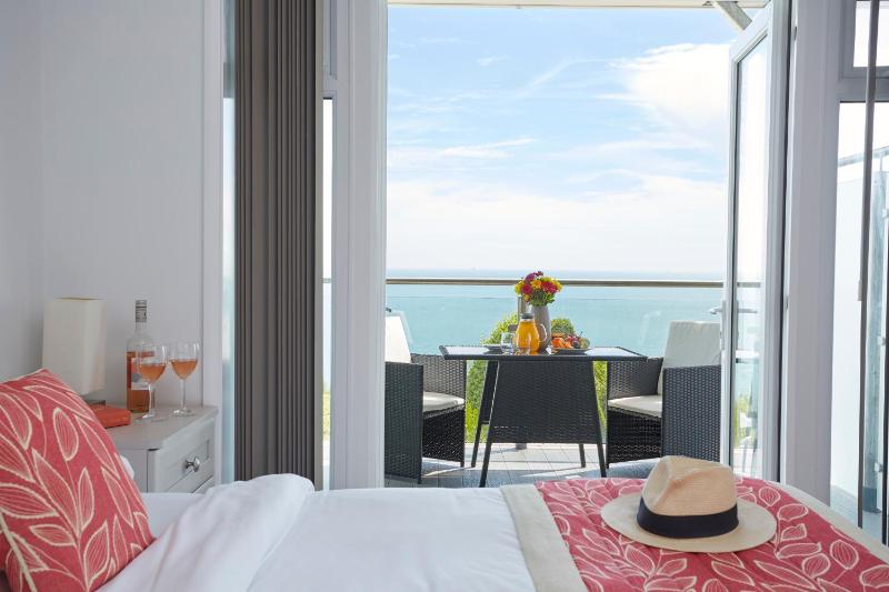 Double Room with Sea View image 3
