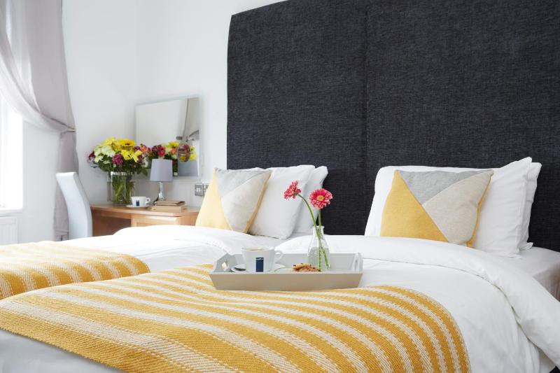 Standard Twin Room image 4
