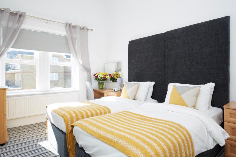 Standard Twin Room image 3