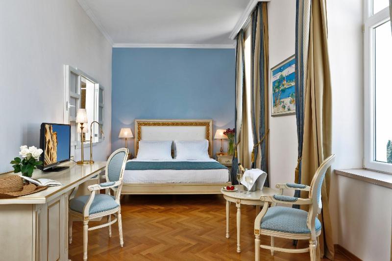 Superior Double Room with Balcony and Sea View image 3
