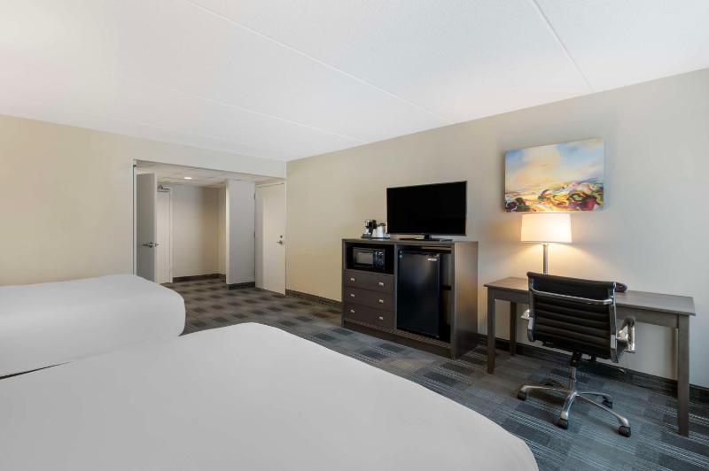 Queen Room with Two Queen Beds and Roll-In Shower- Mobility Access/Non-Smoking image 3