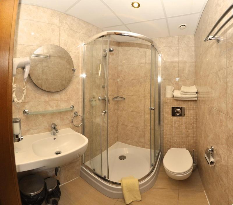 Double Room with Balcony and Sea View image 4