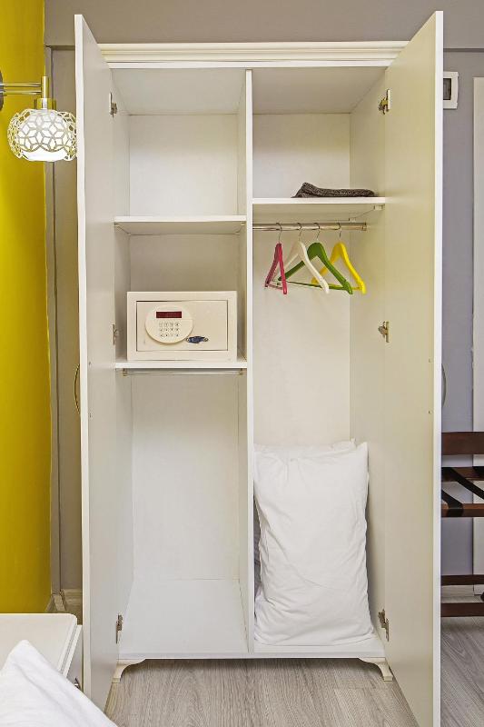 Standard Quadruple Room image 4