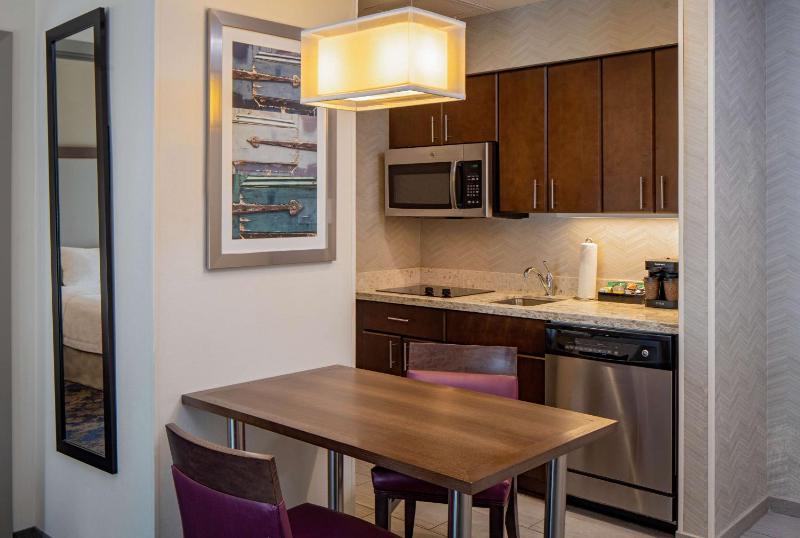 King Suite - Non-Smoking image 3