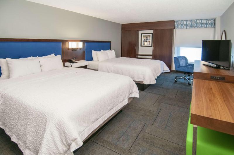 Queen Room with Two Queen Beds - Non-Smoking image 3