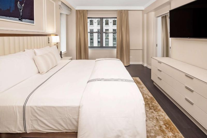 One-Bedroom King Suite Premier with Sofa Bed image 4