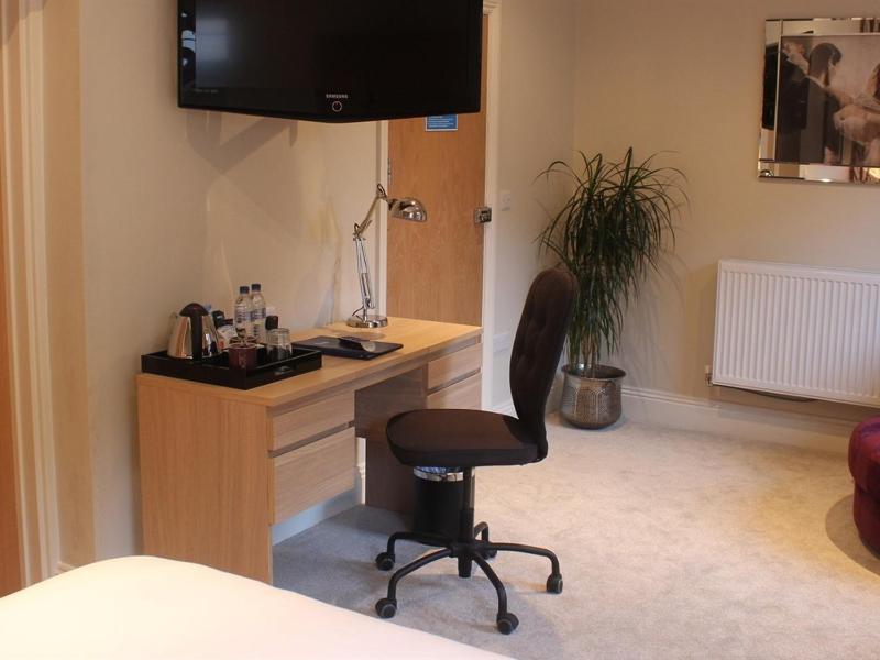 Standard Double Room image 3