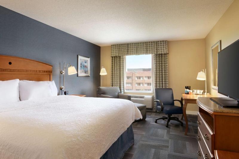 King Room with King Bed - Non-Smoking image 3