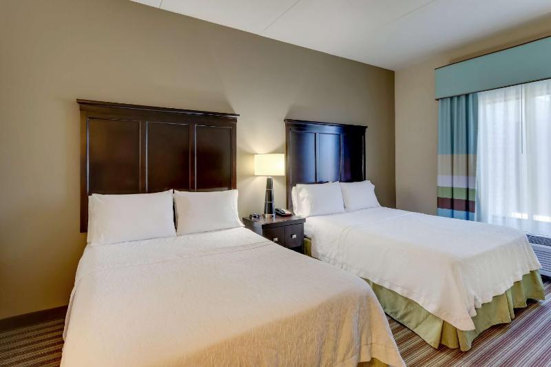 Queen Room with Two Queen Beds - Non-Smoking image 3