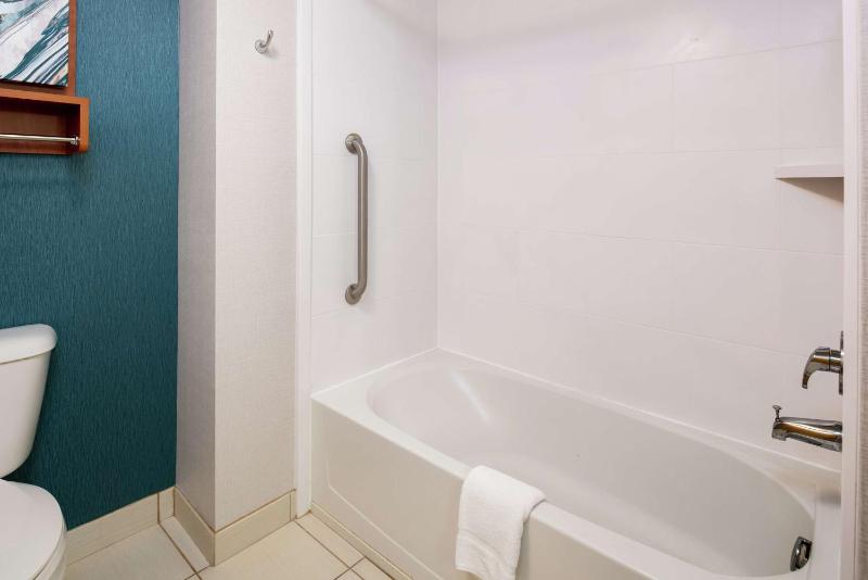 One-Bedroom Queen Suite with Two Queen Beds - Non-Smoking image 3