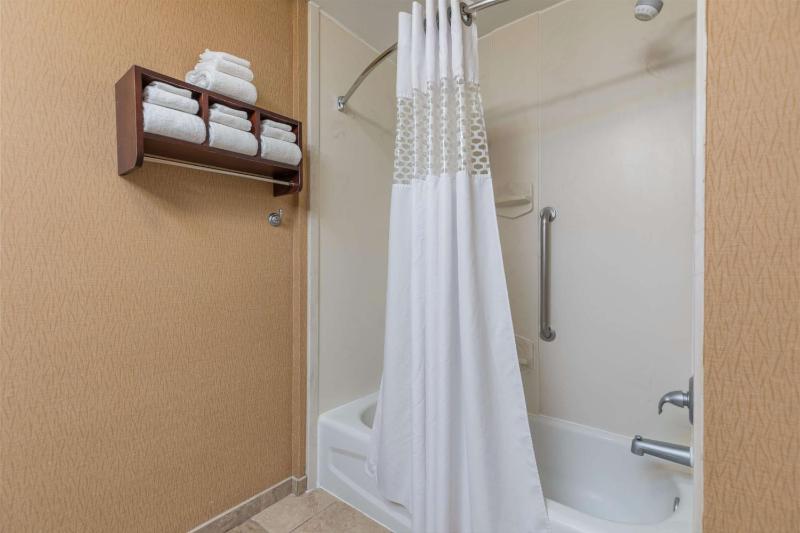 King Room with Study - Non-Smoking image 3