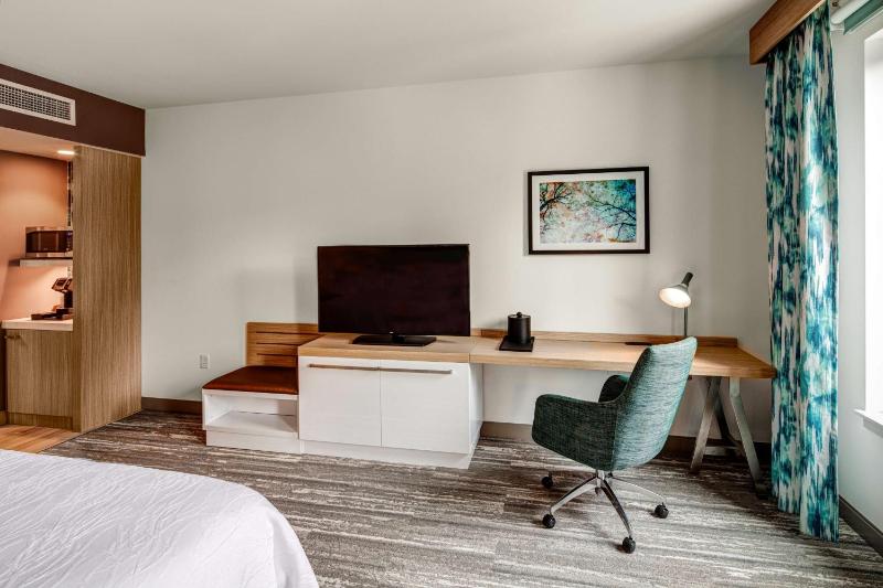 King Room with Tub - Mobility and Hearing Access image 1