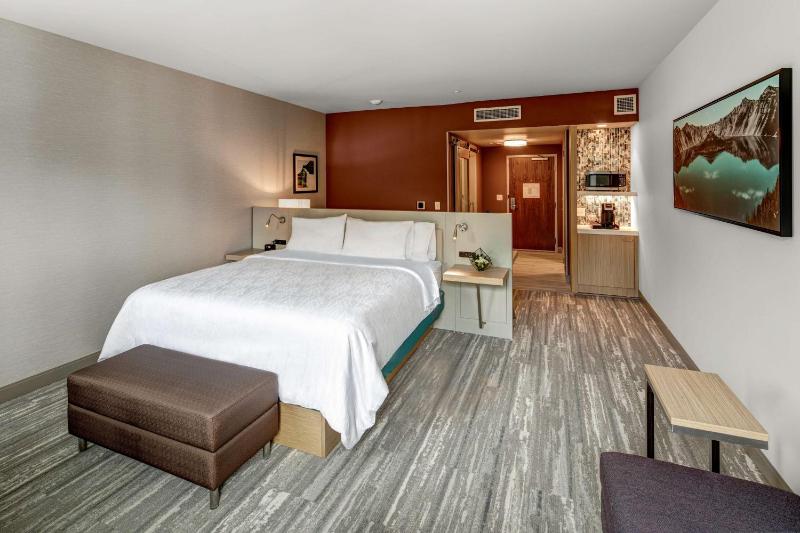 Deluxe King Room image 1