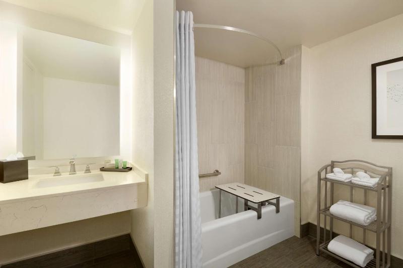 King Room with Tub - Mobility and Hearing Access image 2