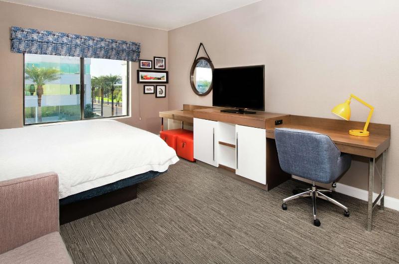 Hampton Inn Phoenix-Airport North - image 3