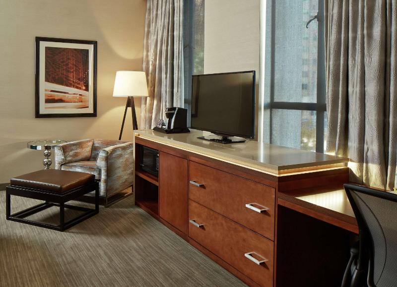 Queen Room with Two Queen Beds - Mobility and Hearing Access image 3