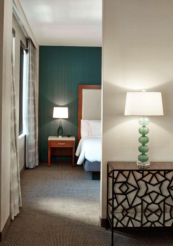 One-Bedroom King Suite with Sofa Bed image 3