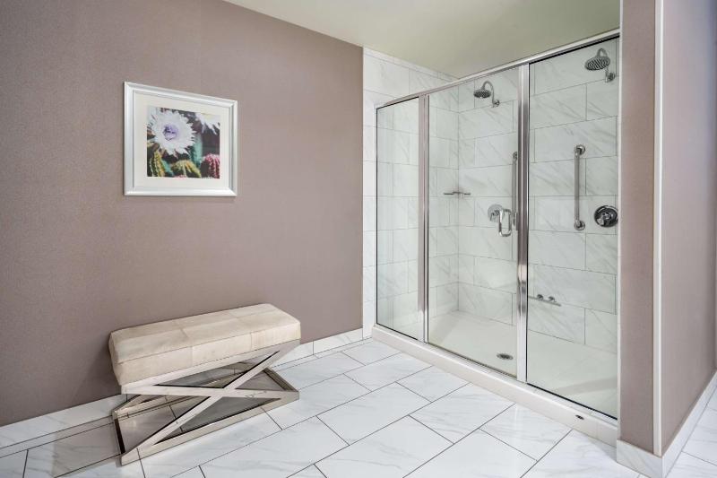 One-Bedroom King Suite with Sofa Bed image 2
