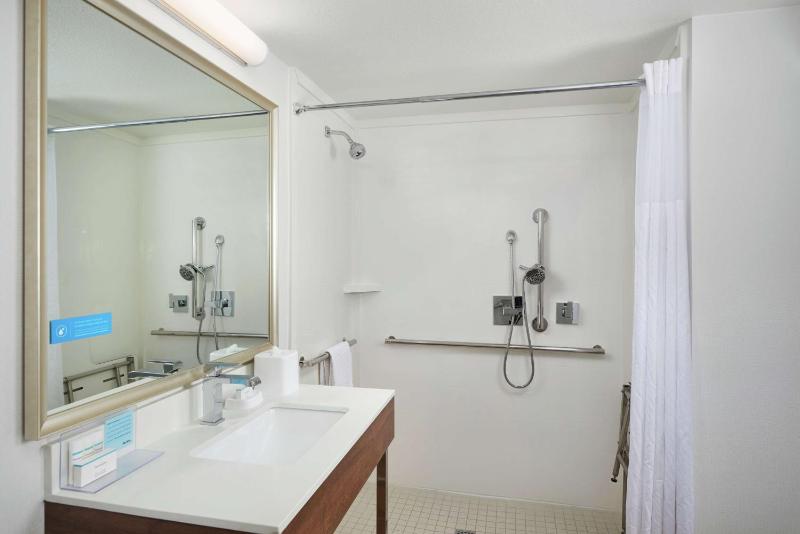 King Room with Roll-In Shower - Mobility and Hearing Access/Non-Smoking image 2