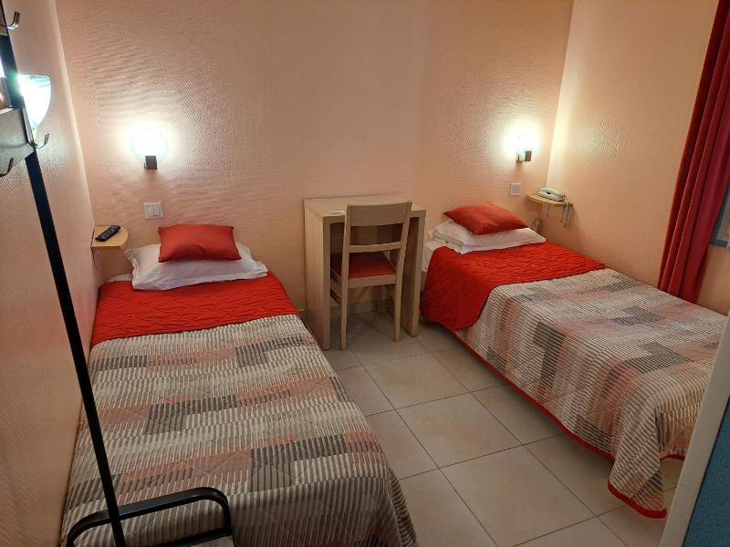 Twin Room with Private Bathroom image 1