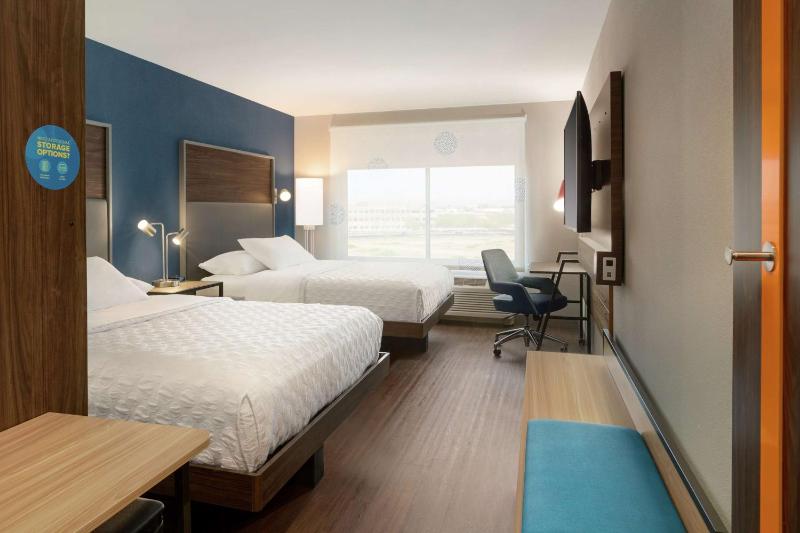 Queen Room with Two Queen Beds image 4