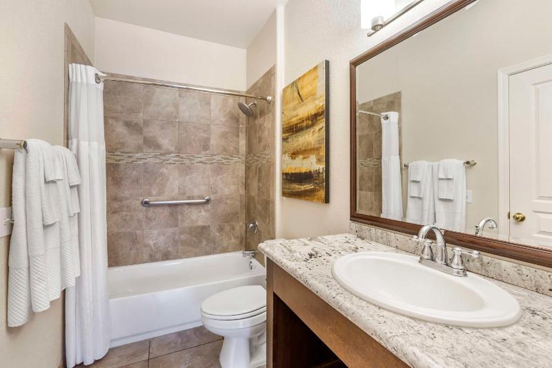 One-Bedroom King Suite with Sofa Bed image 3