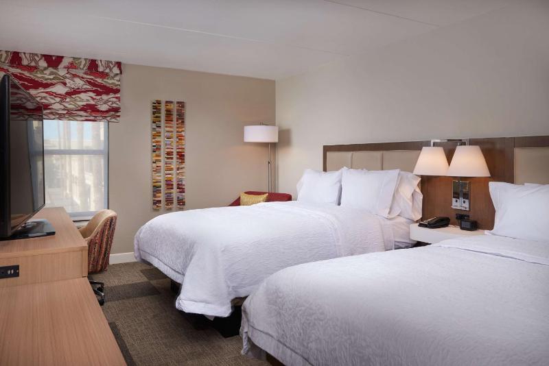 Hampton Inn & Suites by Hilton Phoenix Scottsdale Shea Blvd - image 4