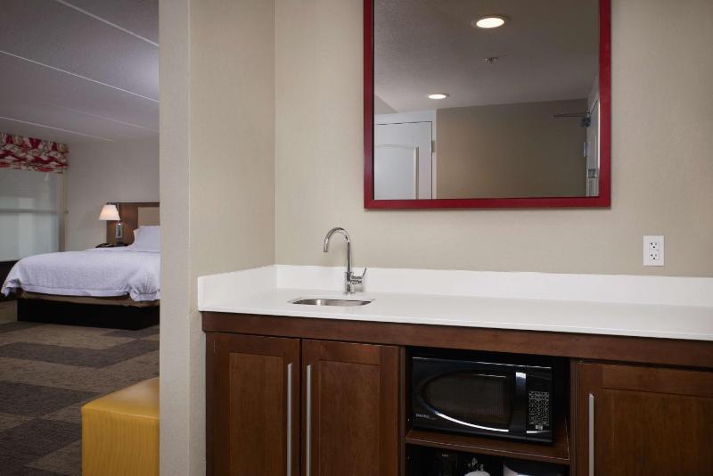 Hampton Inn & Suites by Hilton Phoenix Scottsdale Shea Blvd - image 3