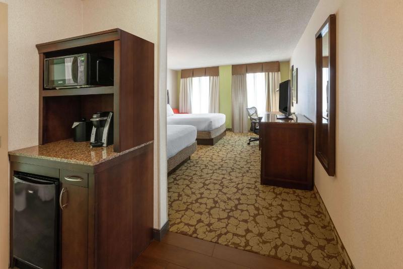 Queen Room with Two Queen Beds image 4