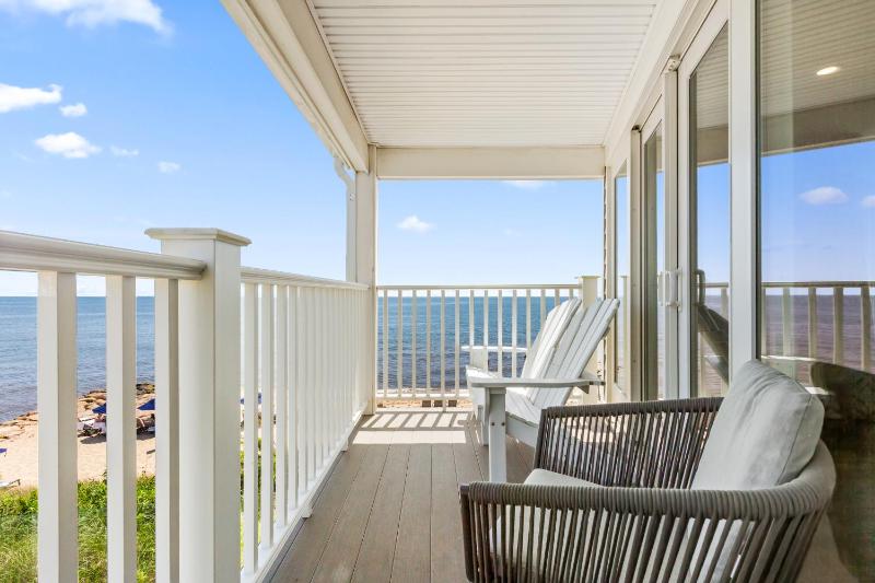 Deluxe King Room - Oceanfront image 1