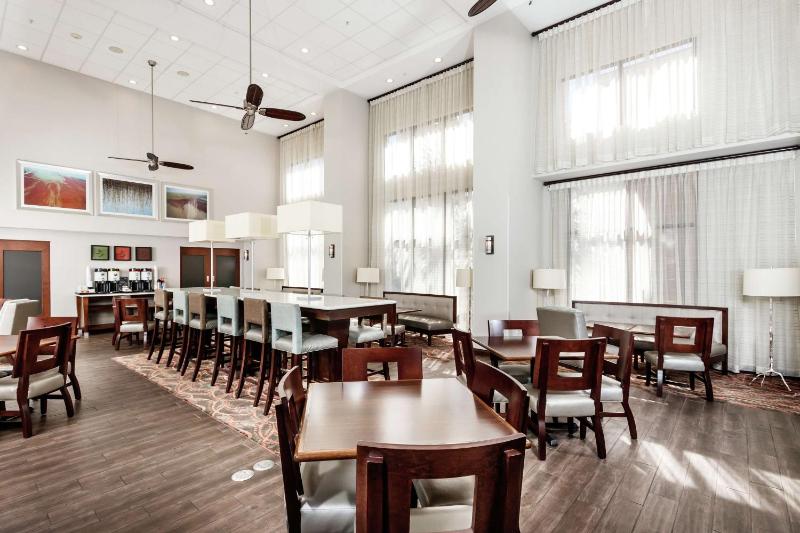 Hampton Inn & Suites Navarre - image 11