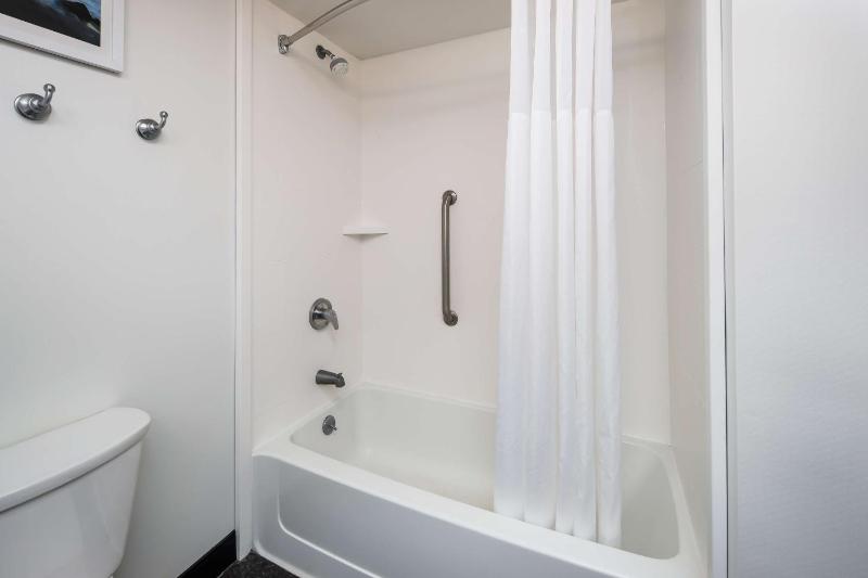 Hampton Inn & Suites Navarre - image 13